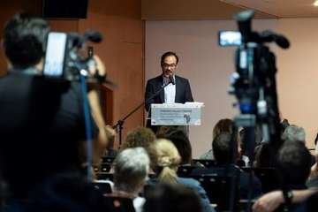  Las crónicas cotidianas de José Naranjo ganan el I Premio Saliou Traoré (Foto TA y EFE)